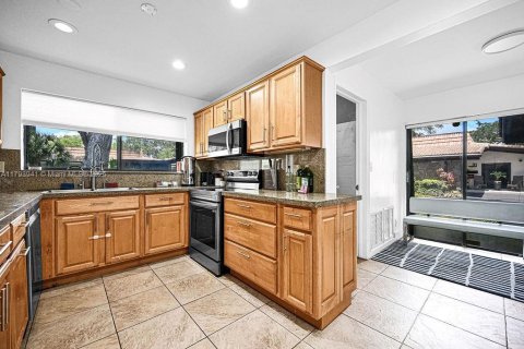 House in Hollywood, Florida 2 bedrooms, 255.48 sq.m. № 1727257 - photo 18