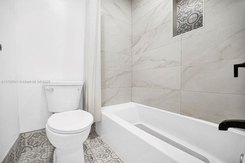 House in Hollywood, Florida 2 bedrooms, 255.48 sq.m. № 1727257 - photo 27