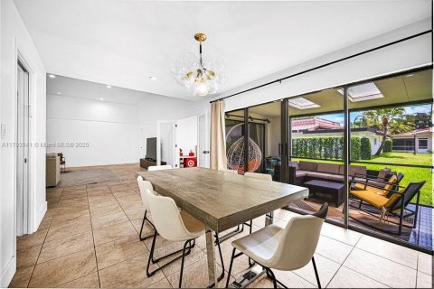 House in Hollywood, Florida 2 bedrooms, 255.48 sq.m. № 1727257 - photo 17