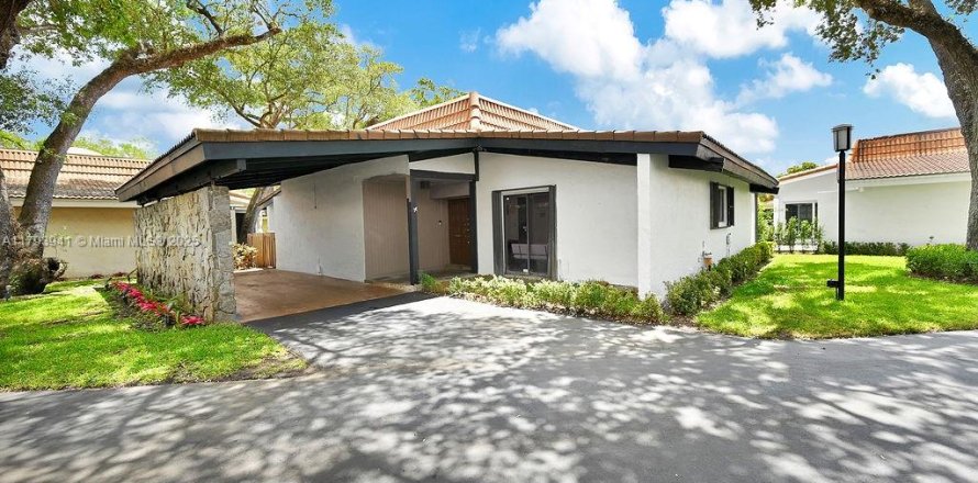House in Hollywood, Florida 2 bedrooms, 255.48 sq.m. № 1727257