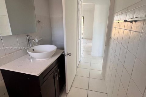 Apartment in Miami, Florida 2 bedrooms, 269.42 sq.m. № 2033218 - photo 21