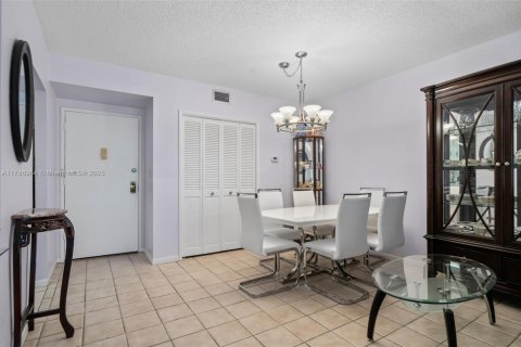 Condo in Hollywood, Florida, 1 bedroom  № 1864232 - photo 1