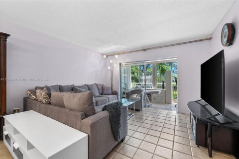 Condo in Hollywood, Florida, 1 bedroom  № 1864232 - photo 6