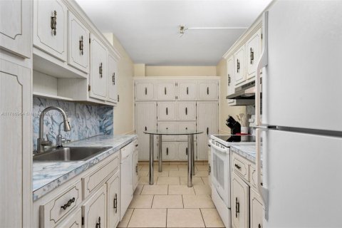 Condo in Hollywood, Florida, 1 bedroom  № 1864232 - photo 7