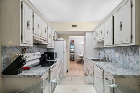 Condo in Hollywood, Florida, 1 bedroom  № 1864232 - photo 8