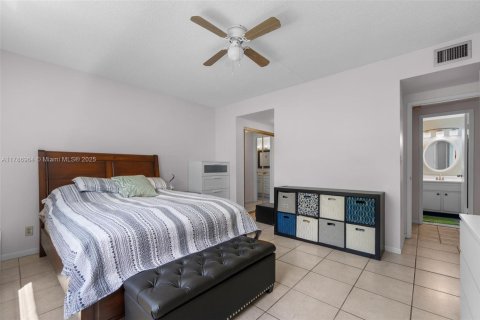 Condo in Hollywood, Florida, 1 bedroom  № 1864232 - photo 11