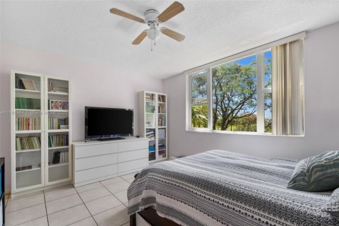 Condo in Hollywood, Florida, 1 bedroom  № 1864232 - photo 12