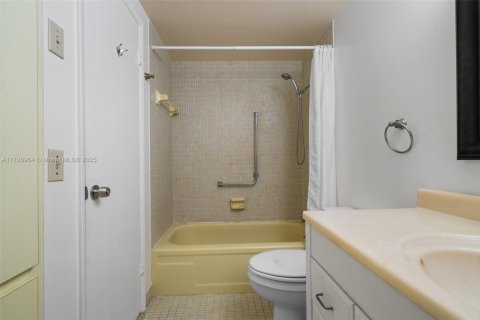 Condo in Hollywood, Florida, 1 bedroom  № 1864232 - photo 15