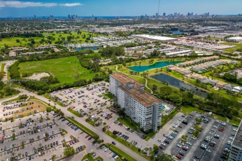 Condo in Hollywood, Florida, 1 bedroom  № 1864232 - photo 27