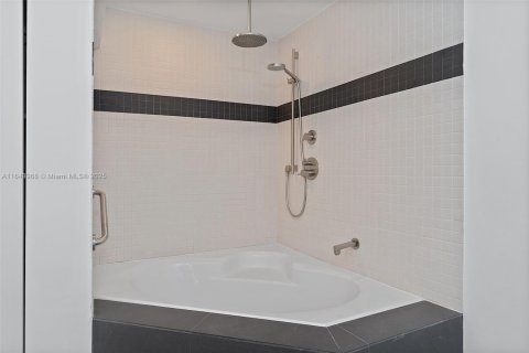 Condo in Miami Beach, Florida, 2 bedrooms  № 1328414 - photo 22