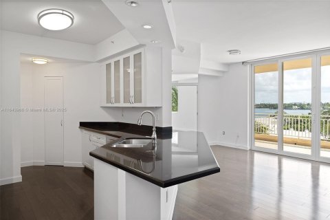 Condo in Miami Beach, Florida, 2 bedrooms  № 1328414 - photo 14