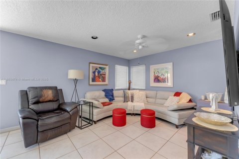 House in Miami, Florida 4 bedrooms, 311.41 sq.m. № 1878537 - photo 20