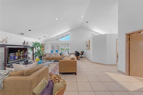 House in Miami, Florida 4 bedrooms, 311.41 sq.m. № 1878537 - photo 6