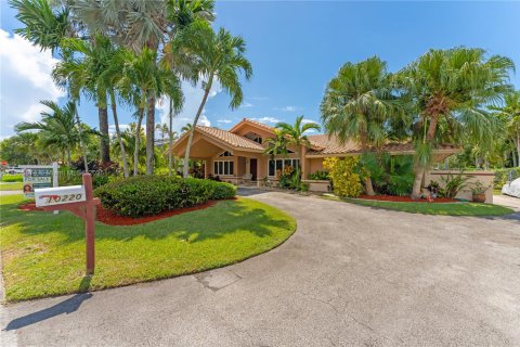 House in Miami, Florida 4 bedrooms, 311.41 sq.m. № 1878537 - photo 3