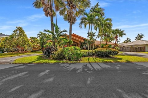 House in Miami, Florida 4 bedrooms, 311.41 sq.m. № 1878537 - photo 1