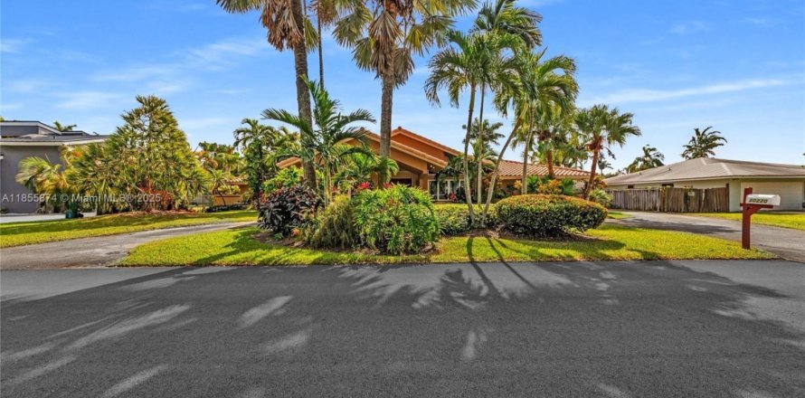 House in Miami, Florida 4 bedrooms, 311.41 sq.m. № 1878537