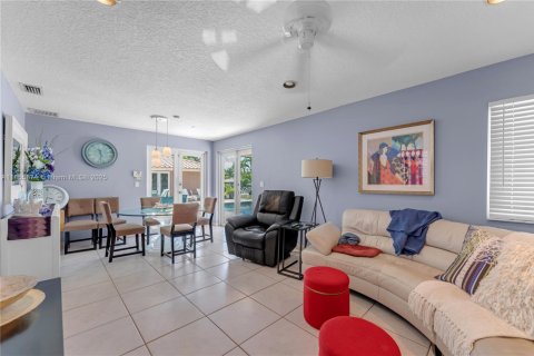 House in Miami, Florida 4 bedrooms, 311.41 sq.m. № 1878537 - photo 18