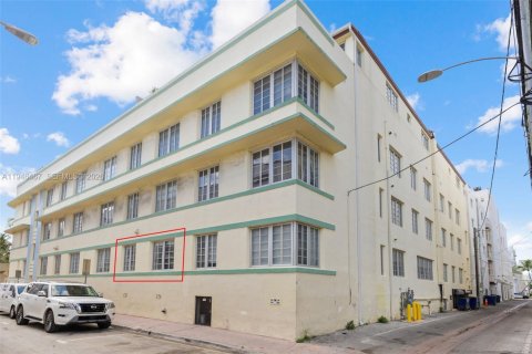 Condo in Miami Beach, Florida  № 2002781 - photo 29