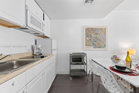 Condo in Miami Beach, Florida  № 2002781 - photo 6