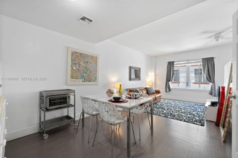 Condo in Miami Beach, Florida  № 2002781 - photo 2