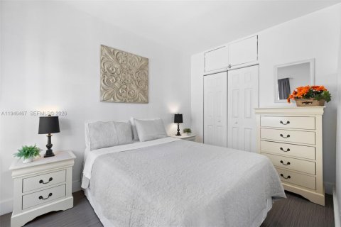 Condo in Miami Beach, Florida  № 2002781 - photo 19