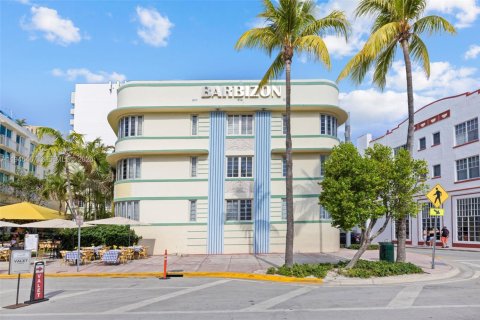 Condo in Miami Beach, Florida  № 2002781 - photo 30