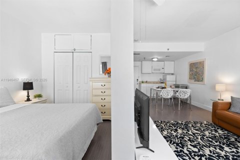 Condo in Miami Beach, Florida  № 2002781 - photo 18