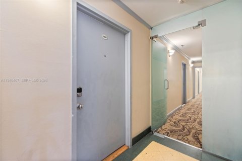 Condo in Miami Beach, Florida  № 2002781 - photo 17