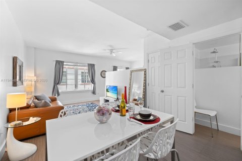 Condo in Miami Beach, Florida  № 2002781 - photo 4