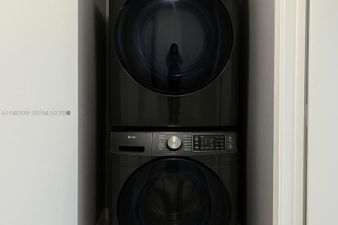 Condominio en alquiler en Miami, Florida, 2 dormitorios, 99.13 m2 № 2050650 - foto 13