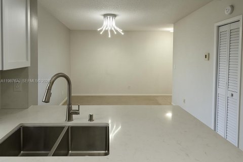 Condominio en alquiler en Miami, Florida, 2 dormitorios, 99.13 m2 № 2050650 - foto 6
