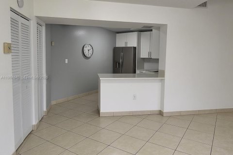 Condominio en alquiler en Miami, Florida, 2 dormitorios, 99.13 m2 № 2050650 - foto 4