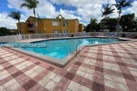 Condominio en alquiler en Miami, Florida, 2 dormitorios, 99.13 m2 № 2050650 - foto 15