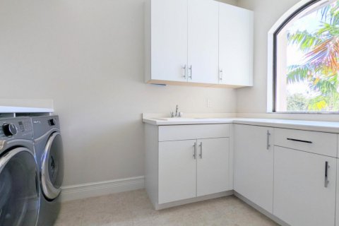 House in Delray Beach, Florida 4 bedrooms, 328.6 sq.m. № 2190661 - photo 19