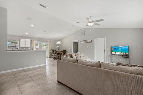 Casa en venta en Port Charlotte, Florida, 3 dormitorios, 149.85 m2 № 1900493 - foto 2
