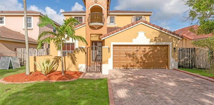 House in Homestead, Florida 5 bedrooms, 290.69 sq.m. № 1794064