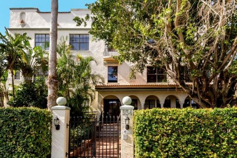 Condominio en Miami Beach, Florida, 2 dormitorios № 2006480