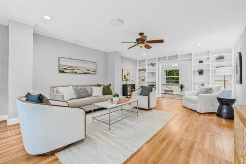 House in Saint Petersburg, Florida 8 bedrooms, 416.67 sq.m. № 1816661 - photo 7