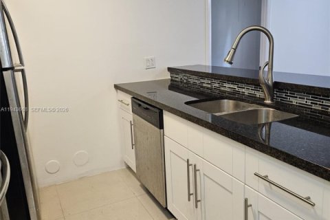 Condo in Doral, Florida, 2 bedrooms  № 2000553 - photo 3