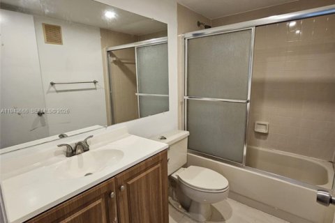 Condo in Doral, Florida, 2 bedrooms  № 2000553 - photo 7