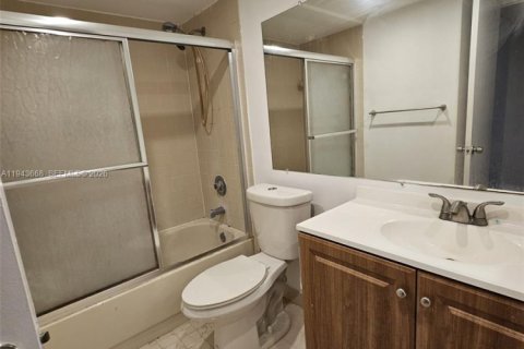 Condo in Doral, Florida, 2 bedrooms  № 2000553 - photo 8