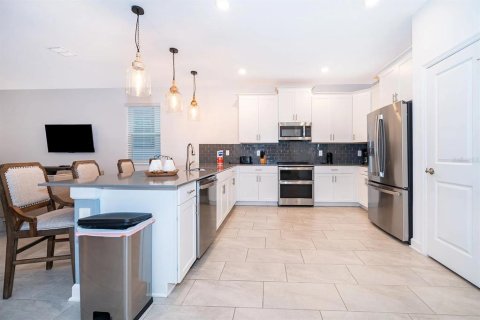 House in Davenport, Florida 8 bedrooms, 404.68 sq.m. № 2295209 - photo 4
