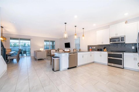 House in Davenport, Florida 8 bedrooms, 404.68 sq.m. № 2295209 - photo 3