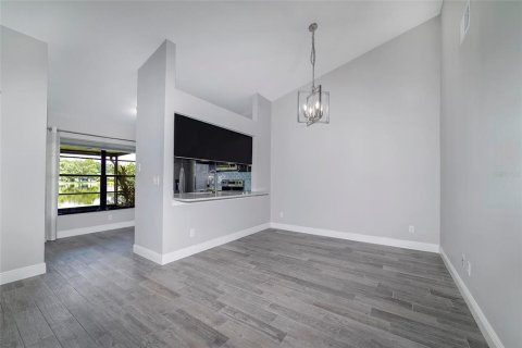 House in Palm Harbor, Florida 2 bedrooms, 87.89 sq.m. № 2410165 - photo 2