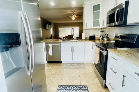 Condominio en alquiler en Lauderdale-by-the-Sea, Florida, 2 dormitorios, 92.9 m2 № 2054228 - foto 4