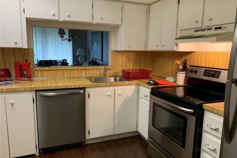 Condo in Pembroke Pines, Florida, 1 bedroom  № 1950144 - photo 2