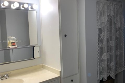 Condo in Pembroke Pines, Florida, 1 bedroom  № 1950144 - photo 3