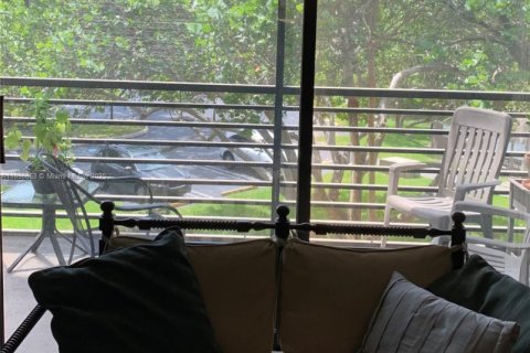 Condo in Pembroke Pines, Florida, 1 bedroom  № 1950144 - photo 1