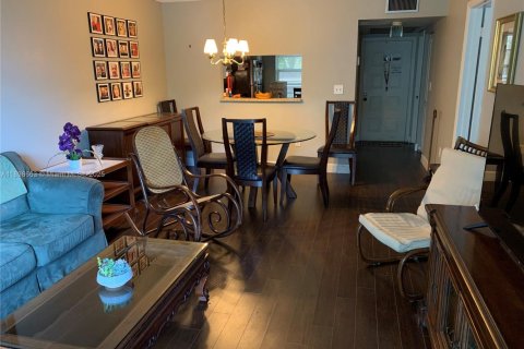 Condo in Pembroke Pines, Florida, 1 bedroom  № 1950144 - photo 4