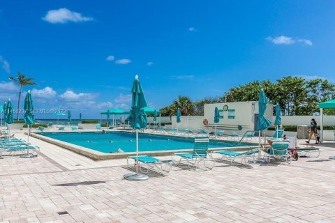 Condo in Hollywood, Florida, 1 bedroom № 2244137 - photo 24